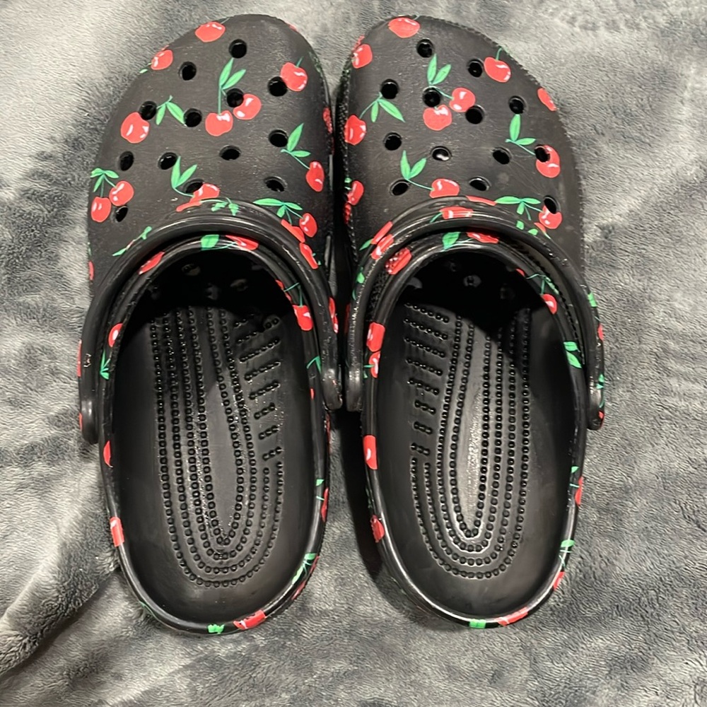 Crocs Color:Black with cherries Size:Men 8 Women 10